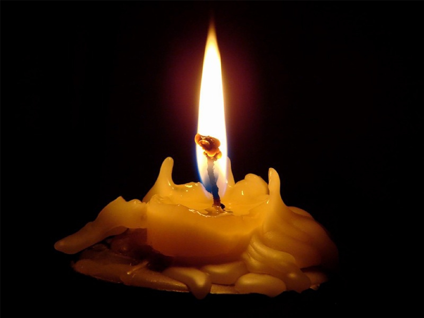Догорает огарок свечи. Траурная свеча. Свеча скорби. Свеча памяти. Свеча горела.